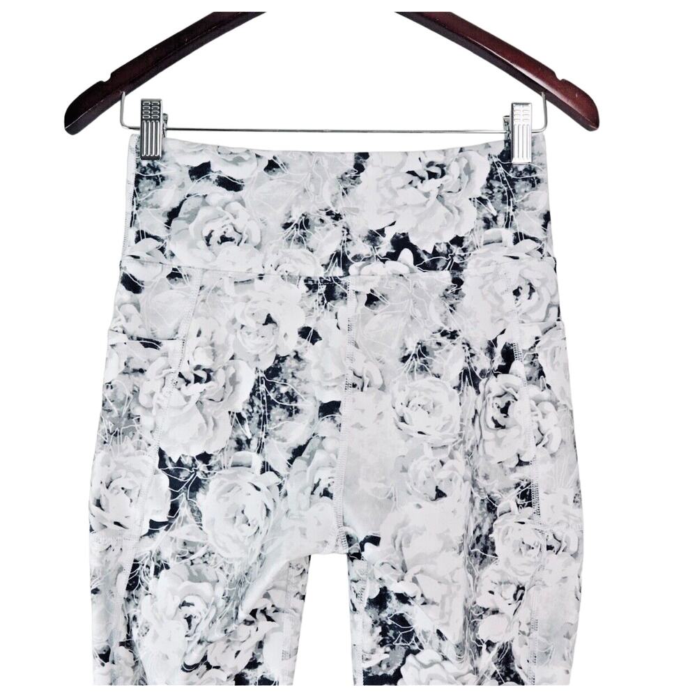 Marika Size M High Rise Crop Leggings Stone Floral Gray MLC0844A - Picture 5 of 8